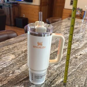 NWT Stanley Cream Tumbler with peach accents and Handle and clear Straw 30 oz
